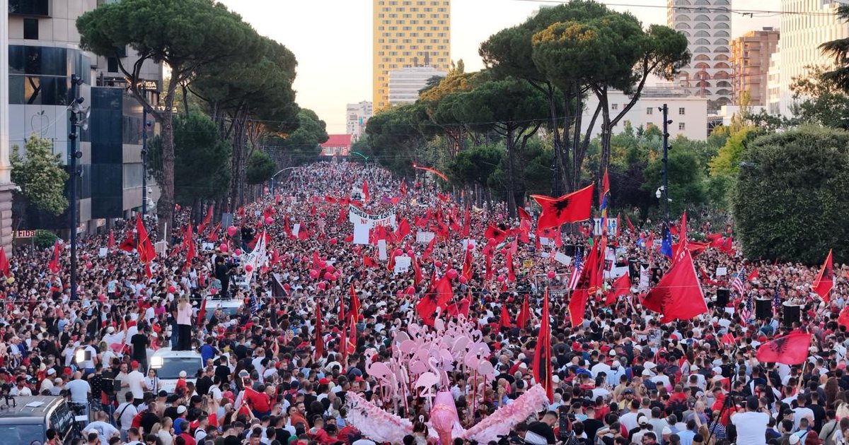 Protesta  Deputeti socialist  Nëse keni alternativë më të mirë  bujrum tek kutia e votimit 