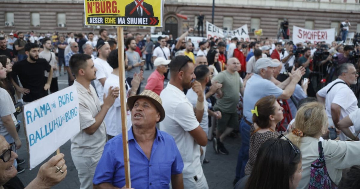TURP TË KENË   Protestuesit tentojnë të përçajnë qeverinë duke u marrë me emrat e saj të përveçëm 