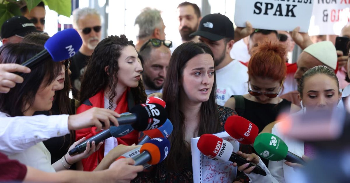 U paralajmërua një ditë më parë  protestuesit padi në SPAK për  Albanian Files 