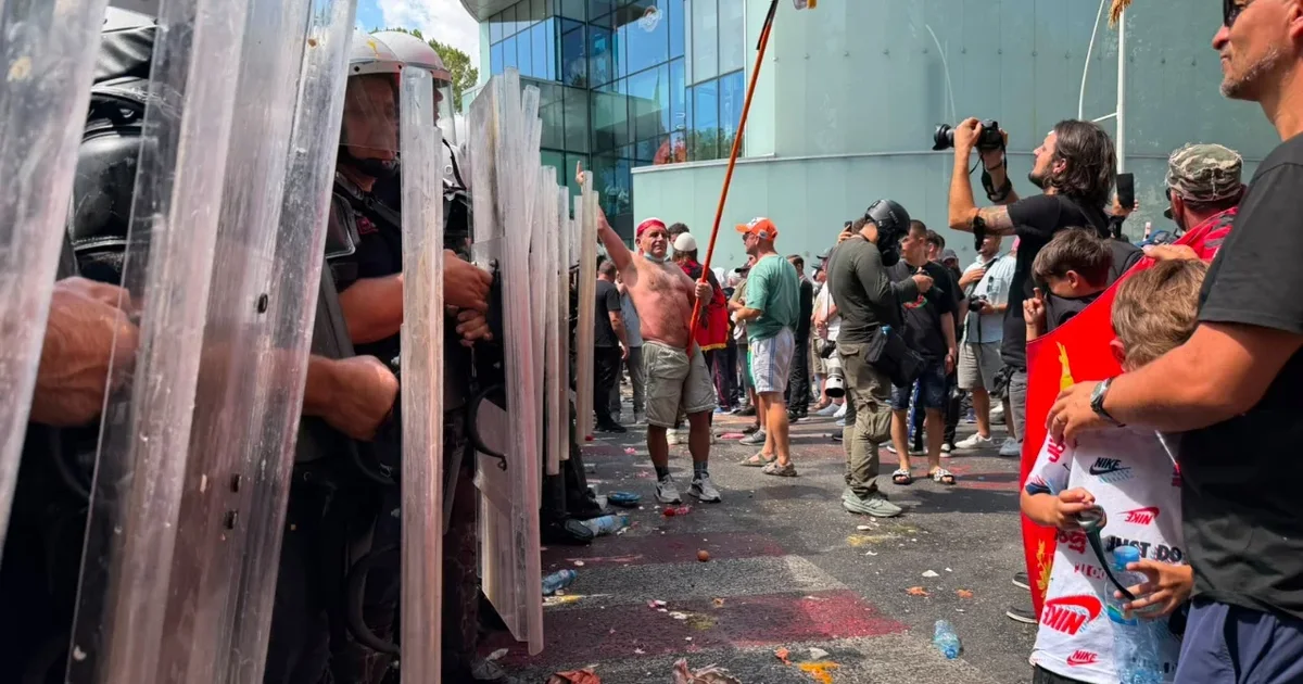 Protestuesit gjuajnë me vezë dhe shishe uji drejt kordonit policor jashtë Kuvendit