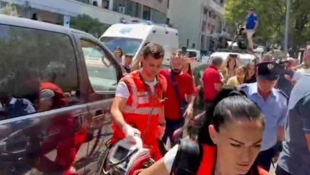 Ambulanca futet në ambientet e Gjykatës, njëri prej protestuesve
