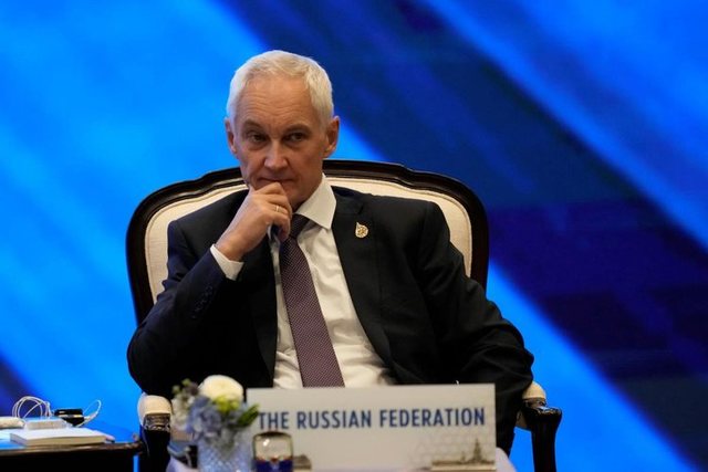 Skandali që po trondit Kremlinin: Ministri i Putinit shëtit të