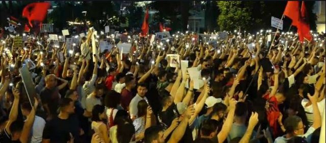 “Rama dhe Berisha, jeni të pushuar nga puna!”/ Flamuj, pankarta
