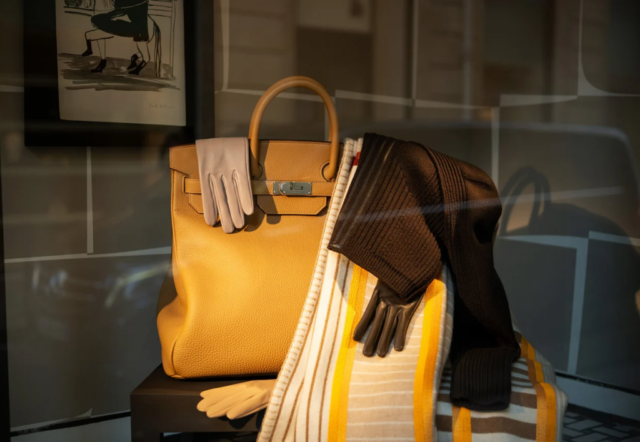 Si kanë rënë cilësia e mallrave luksoze: Rrobat markave