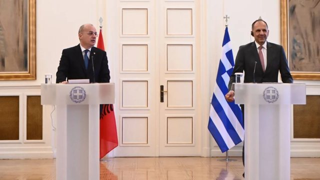 Ministri i Jashtëm grek pret Hasanin në Athinë: Hijet që