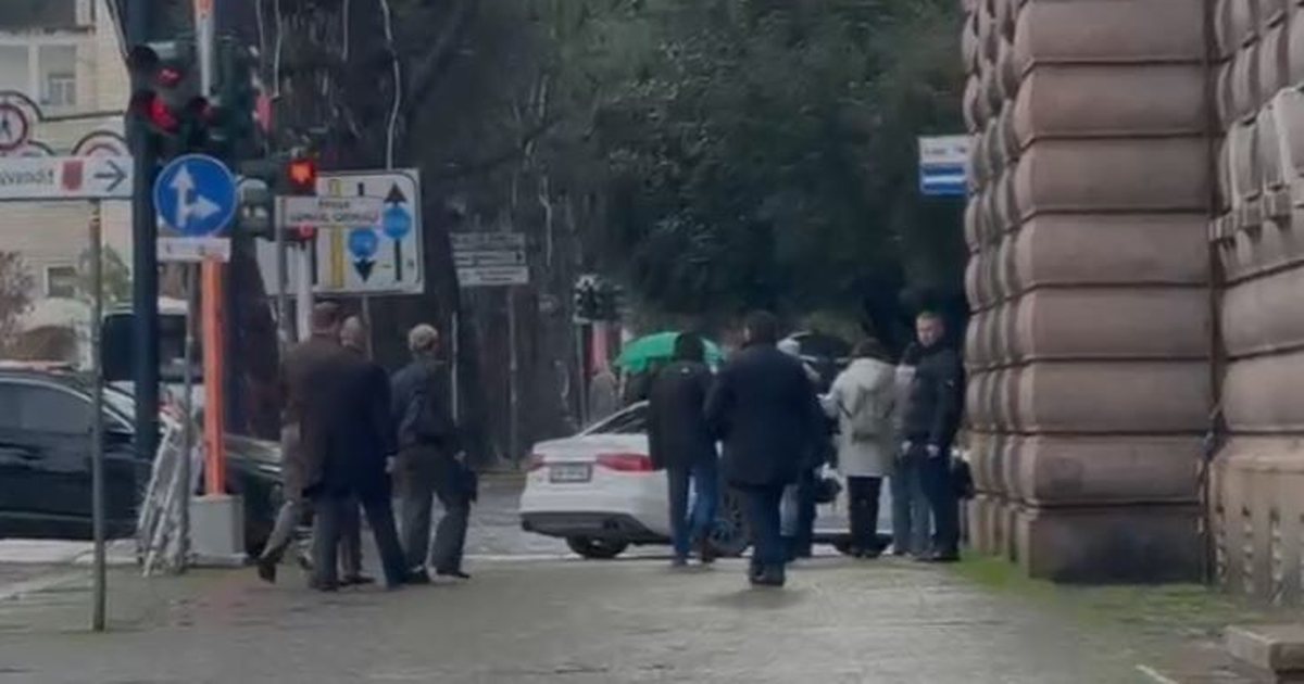 Nancy VanHorn  zbarkon  në Kuvend  pritet nga Niko Peleshi  nesër takohet me Ballën