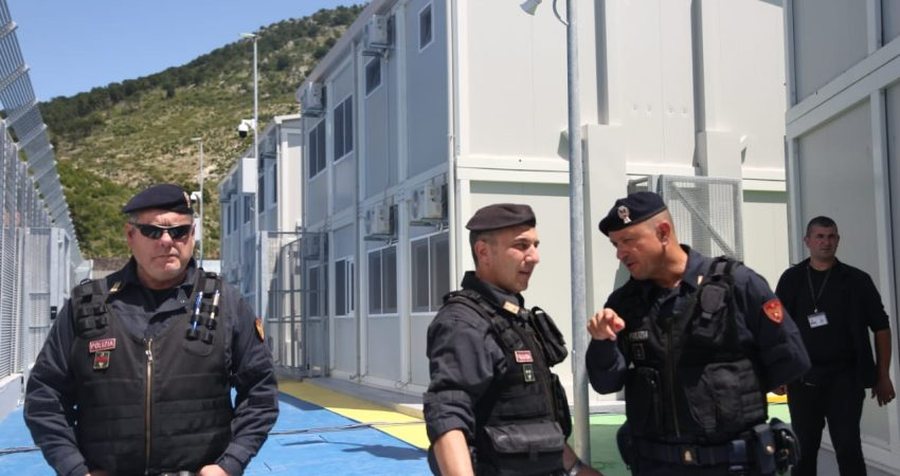 Asnjë emigrant në kampin e Gjadrit, mijëra policë