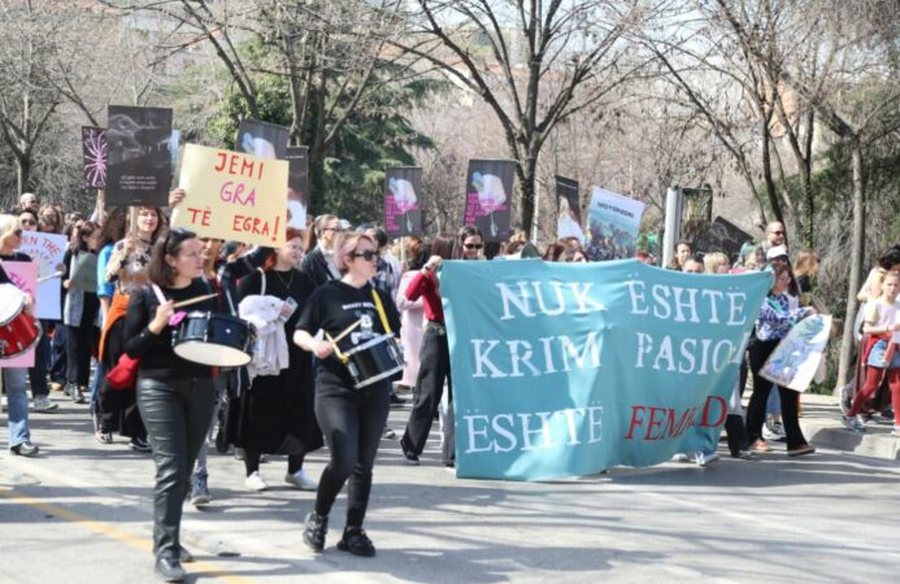 Gratë dhe vajzat në marshim  Nuk është krim pasioni,