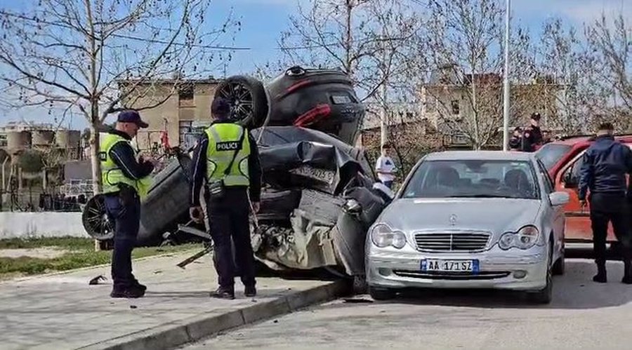 Aksident në Vlorë, drejtuesi i “Porsche” humbet