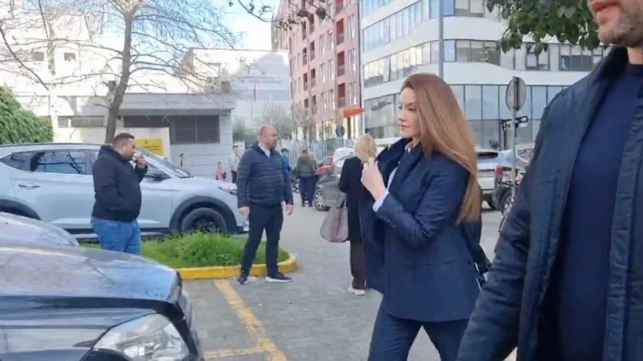 Ajola Xoxa në GJKKO! Pasuritë e nënës së saj mbeten