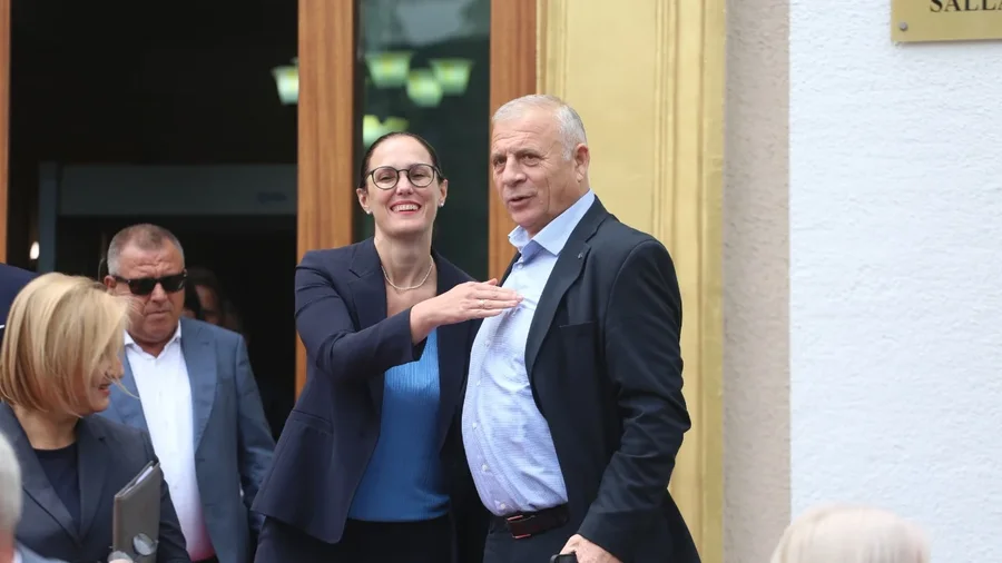 Çfarë nuk u pa në Kuvend! Buzëqeshje e