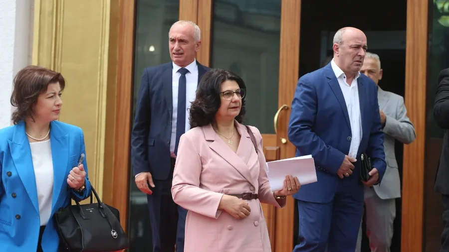 Çfarë nuk u pa në Kuvend! Buzëqeshje e