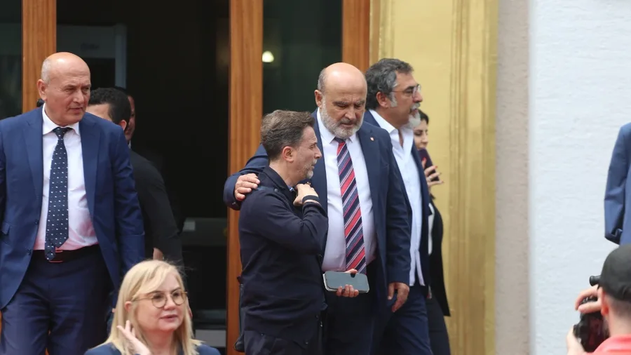 Çfarë nuk u pa në Kuvend! Buzëqeshje e