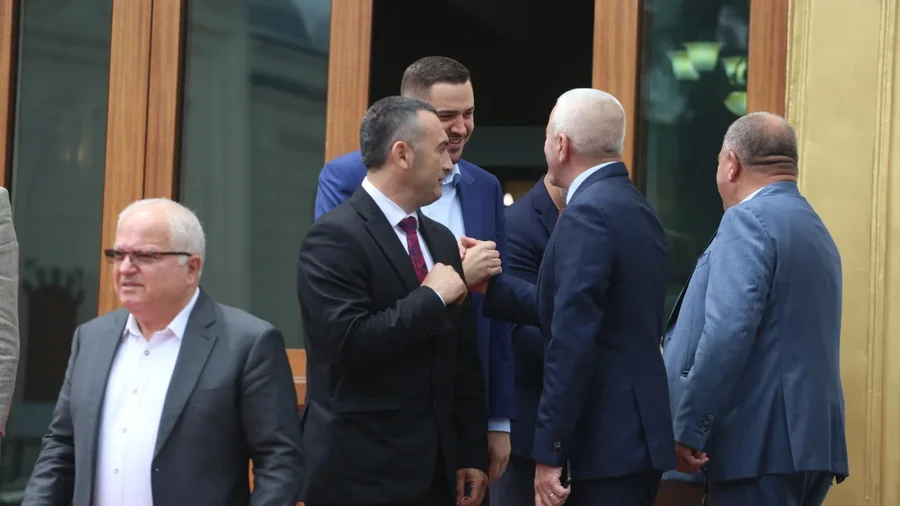 Çfarë nuk u pa në Kuvend! Buzëqeshje e