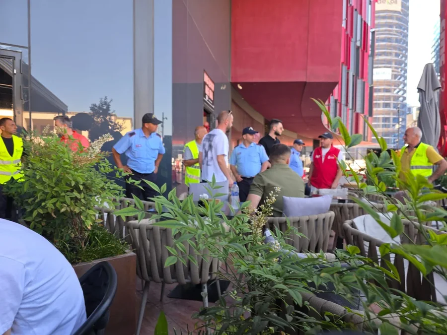 Tirana ndjen "ethet" e Serbisë, mbyllen bizneset, tifozët