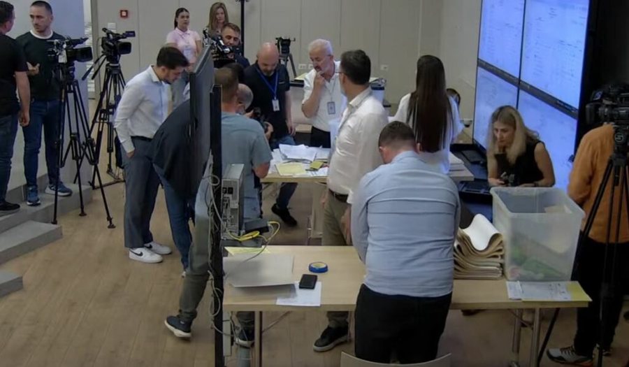 Hapen 4 kutitë e Vlorës! Mbi 2 mijë fletë votimi të