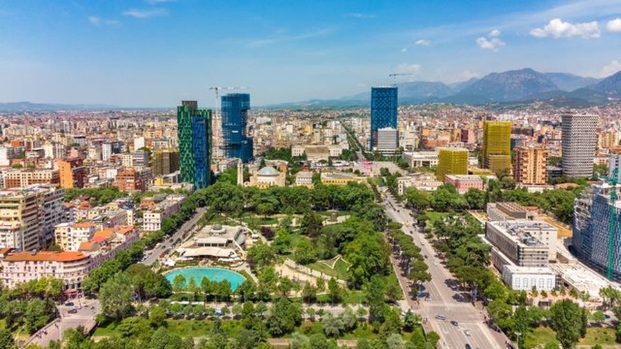Të drejtat e punëtorëve në rënie, Shqipëria mes