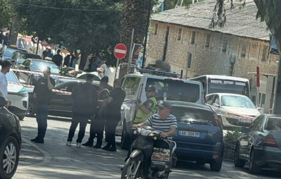 21 vjeçari plagoset me thikë në mes të qytetit: Kam