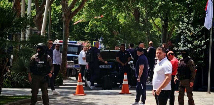 'Ethet' e Shqipëri-Serbi! Serbët me kuzhinierin me vete