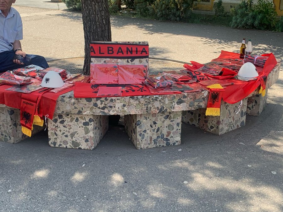 Flamuj me UÇK dhe "Fuck you Serbia"/ Serbët