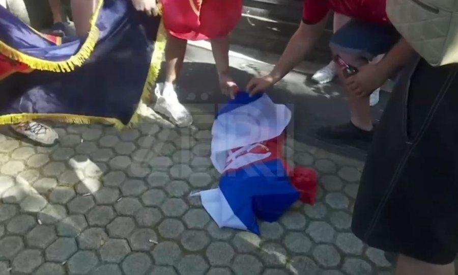 VD- Tifozët shqiptarë shqyejnë flamurin serb në Tiranë