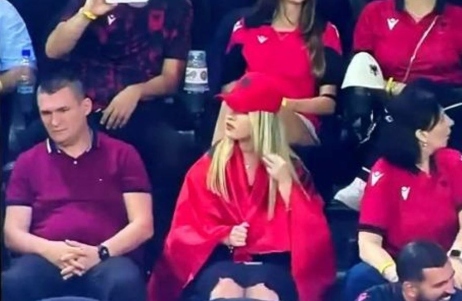 Ndeshja e VITIT/ Edhe Altin Dumani po ndjek në stadium sfidën