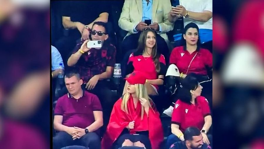 Ndeshja e VITIT/ Edhe Altin Dumani po ndjek në stadium sfidën