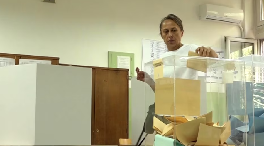 "Test" për Vuçiç, hapen qendrat e votimit në