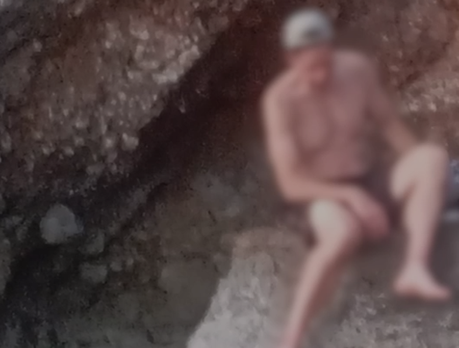 Turisti amerikan bllokohet në plazhin e Akuariumit (VIDEO)