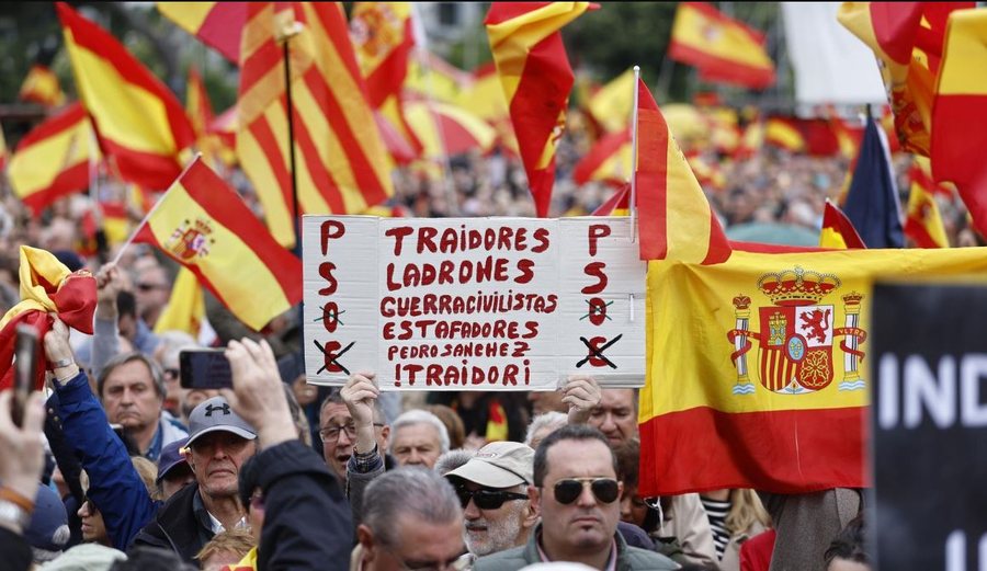 “Sánchez tradhtar”/ Protestë në Madrid kundër