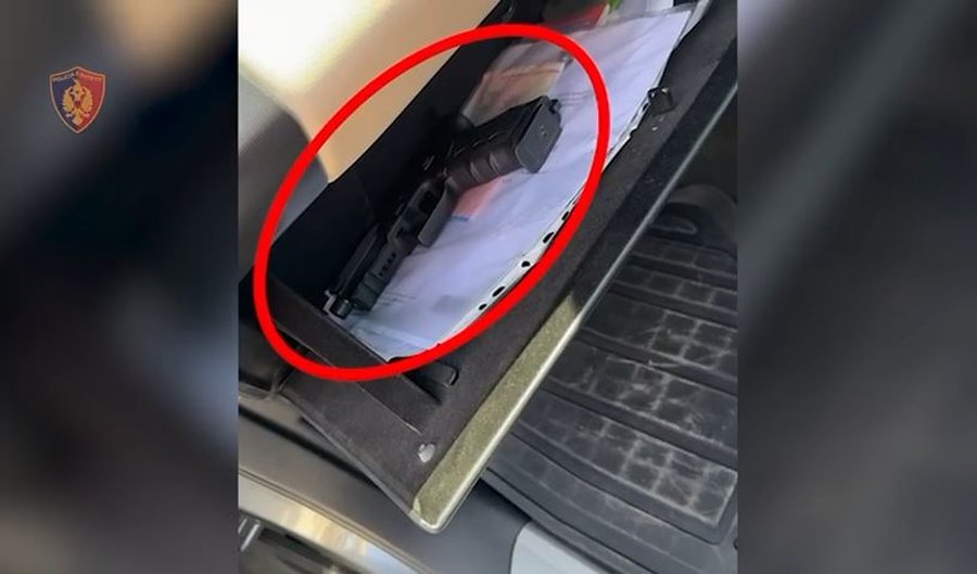 Iu gjet armë zjarri pistoletë në automjetin që drejtonte,