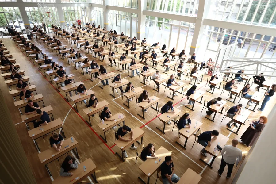 Publikohen notat e Gjuhës së Huaj! 216 maturantë ekselentë,