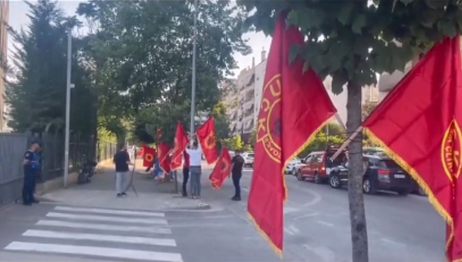 Flamuri i UÇK u "zhduk" në ndeshjen me Serbinë,
