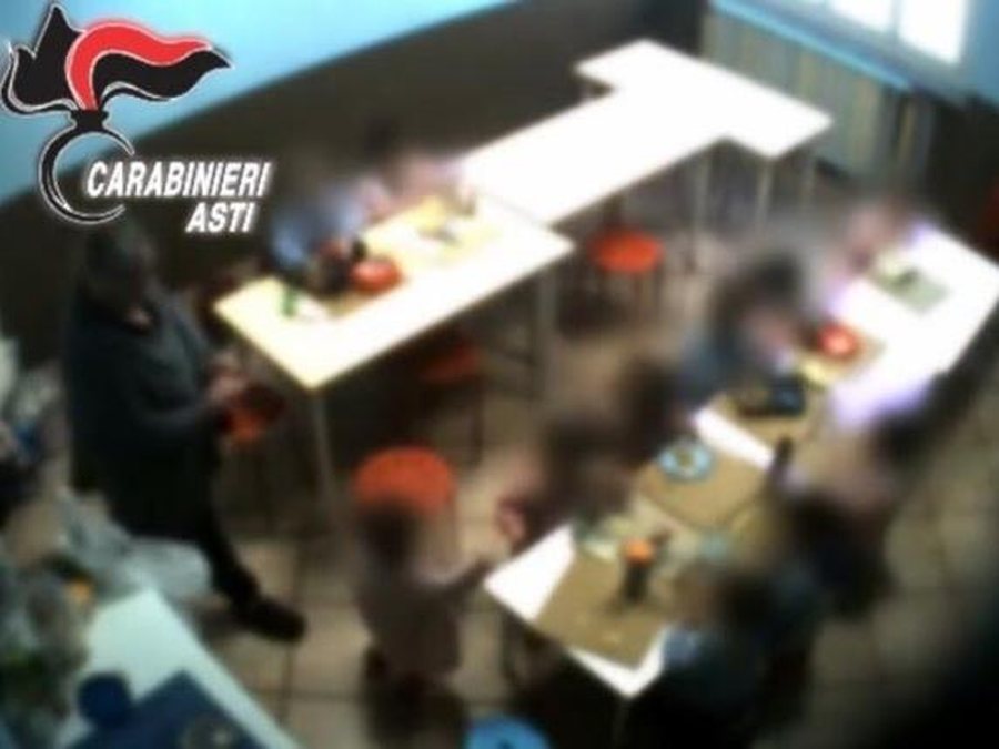 Zbulohet kopshti i ferrit për fëmijët në Itali, edukatoret u