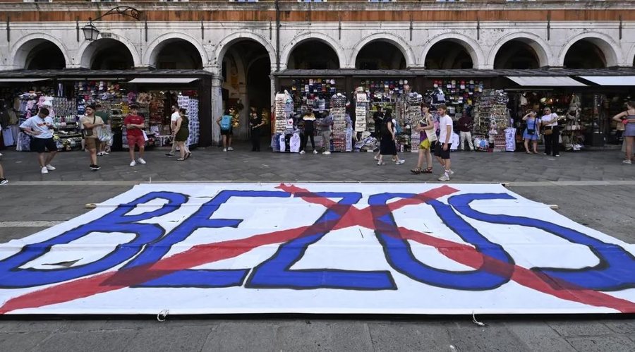 Dasma po afrohet! Venecianët protestojnë kundër Jeff Bezos: Nuk