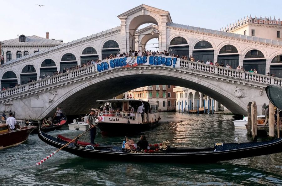 Dasma po afrohet! Venecianët protestojnë kundër Jeff Bezos: Nuk
