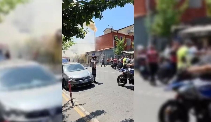 VD- Zjarr te rrethi i 'Komunës së Parisit', merr flakë