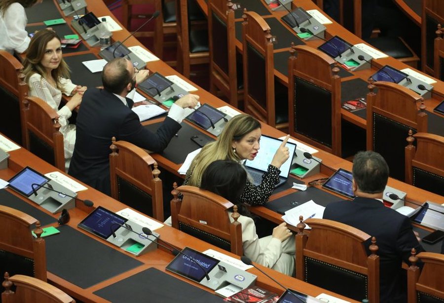 FOTO-Çfarë s'u pa nga Kuvendi! Albana Vokshi përplaset me