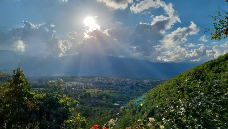 Vranësira dhe temperatura deri në 34 gradë Celcius, parashikimi i