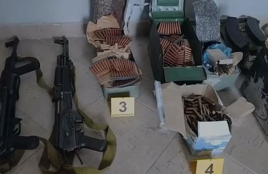 VD- Kallashnikovë, fishekë e granata të fshehura në mur,