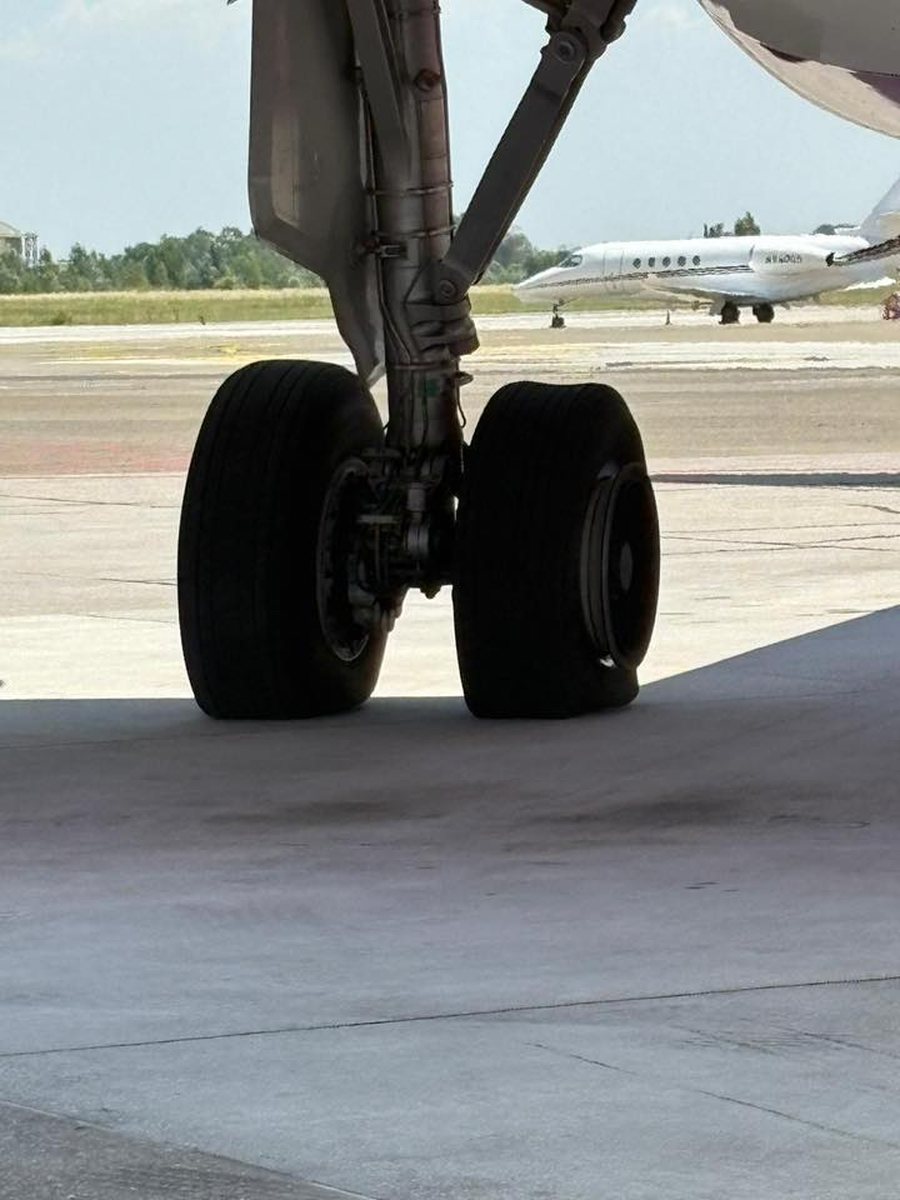 E tmerrshme! Avionit të "Wizz Air" i bie goma! Qindra