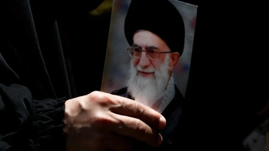 ‘Ka frikë se mund të vritet’! Khamenei emëron tre