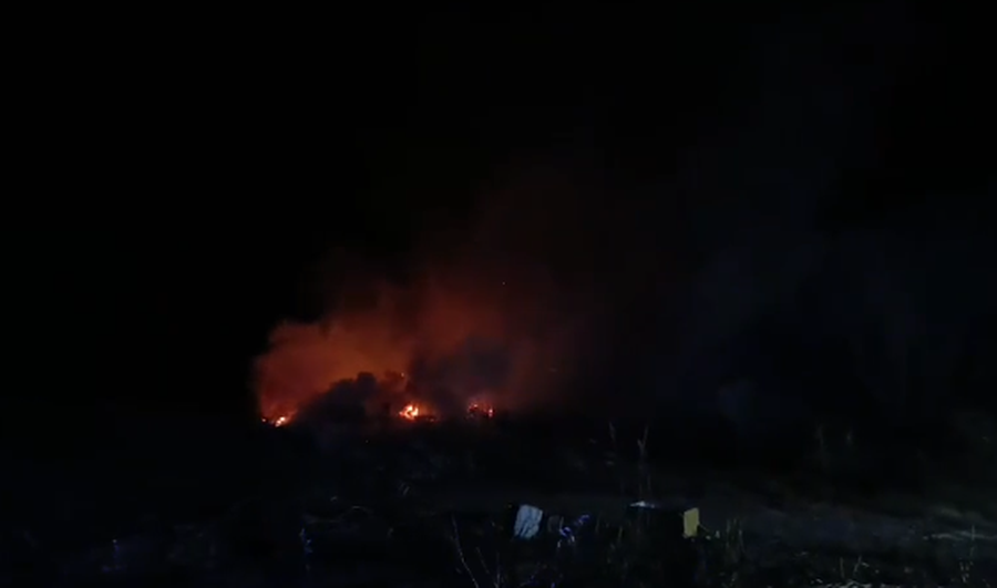 Po asgjësonin mbetjet e barit, fermerët u vënë flakën
