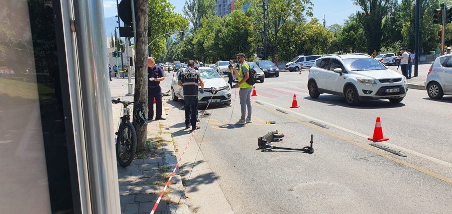 Tre fëmijë me skuterë përplasen nga një makinë