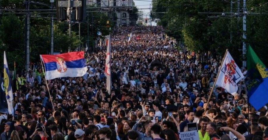 Studentët në Serbi paralajmërojnë mosbindje civile: