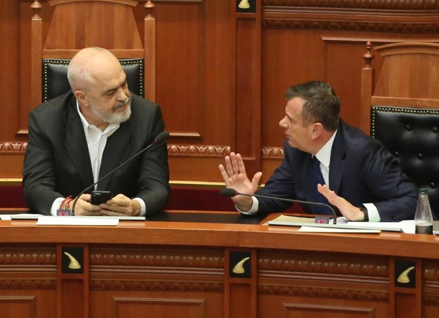 FOTOT/ Rama rikthehet në Kuvend pas 6 muajsh mungesë