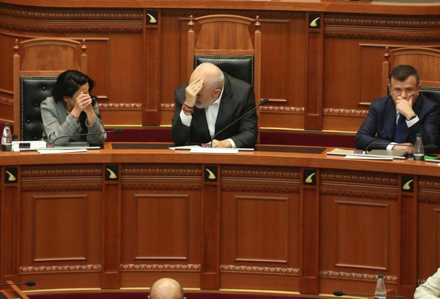 FOTOT/ Rama rikthehet në Kuvend pas 6 muajsh mungesë