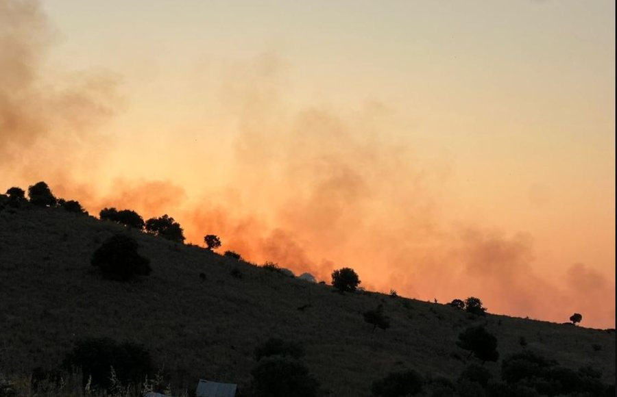 Zjarr pranë banesave dhe hoteleve në Ksamil