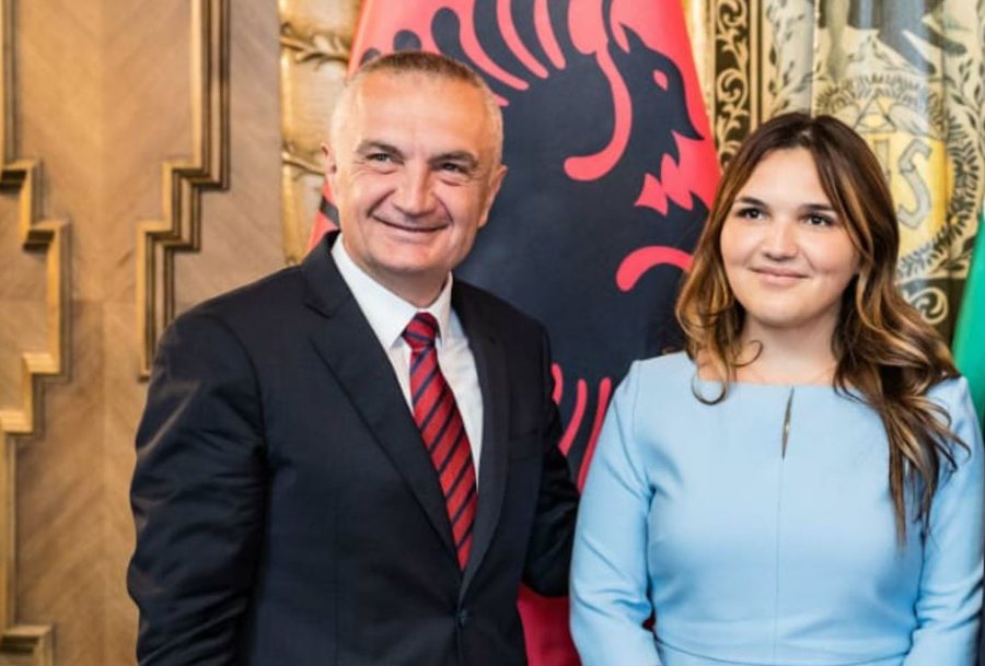 Kërkuese për kompaninë “KELONY”, detyra e vajzës