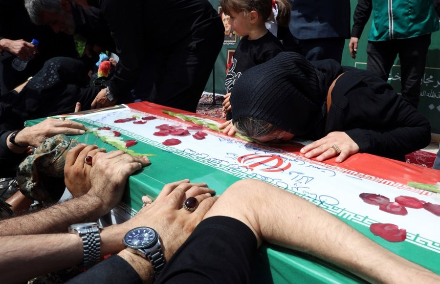 Irani mban funerale publike për viktimat e sulmeve izraelite,